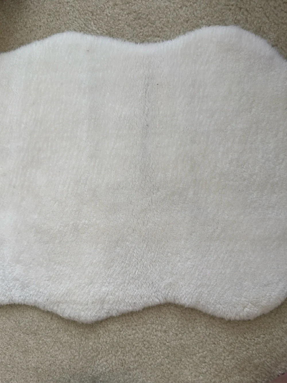 NWOT IKEA NON SLIP SHERPA FUR RUG - 2x3 FEET